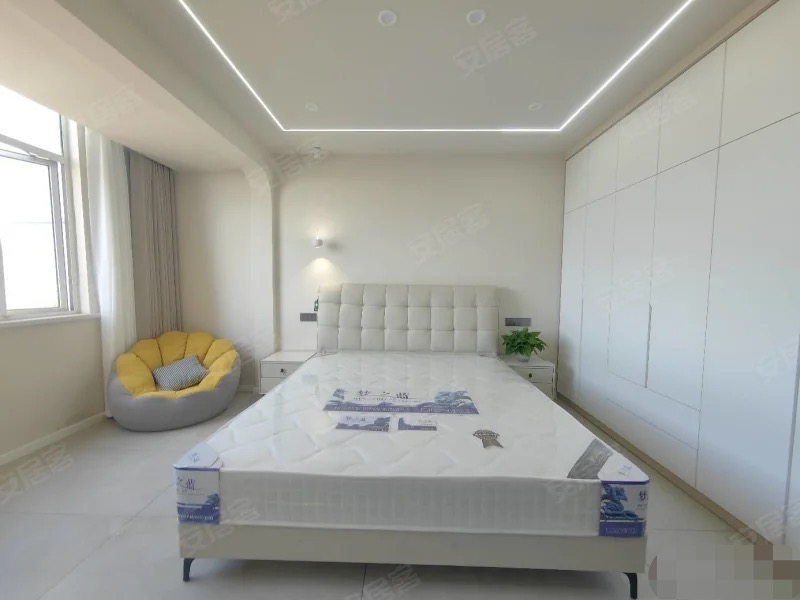 117，商城附近 ，电梯11楼 ，全新装修 一天未住 ，手付万把块钱 ， 证满二 ，全屋品牌