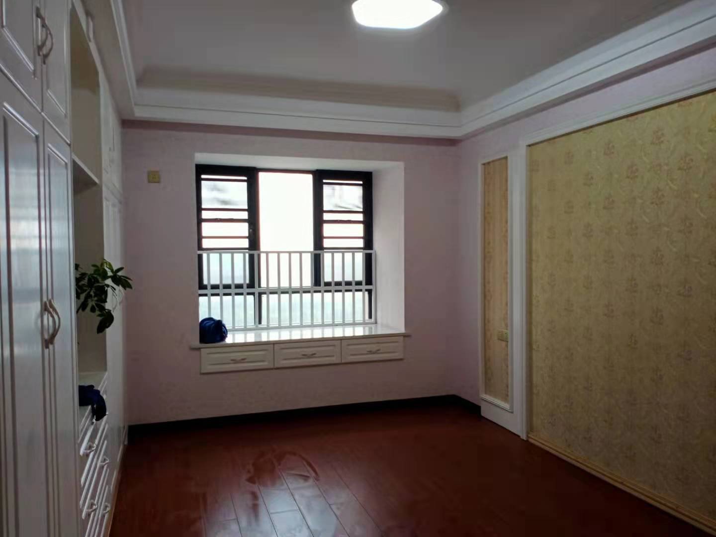 元泰未来城三中旁边，社区成熟，广场交通非常方便，小区环境优美