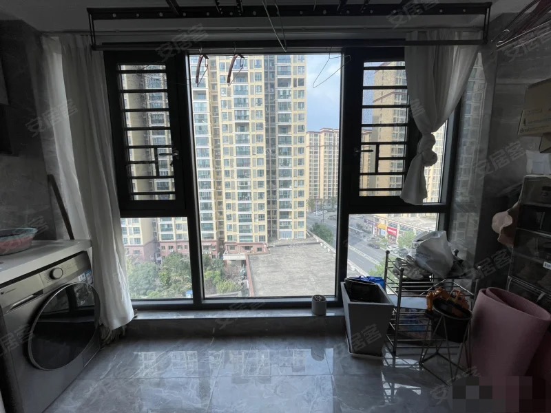 捡漏，急售，新城壹号•四期，湖景房，精装三房，好楼层。证满二