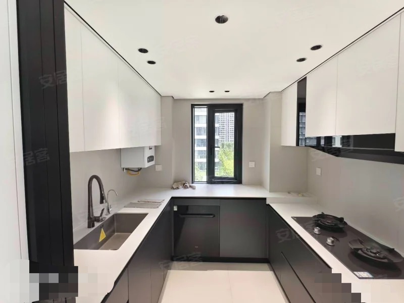 亏本出售，城南，蓝天花园。大平层，精装四房，全新装修，一梯一户，