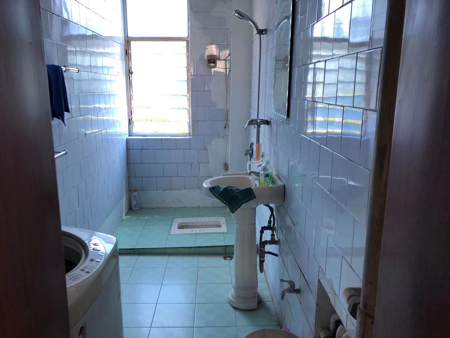 毅德园旁边的农行宿舍中装三房带车库位置好生活方便