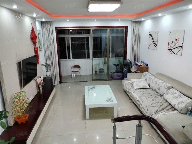 宏大小区，步梯中层，精装三房，方便停车，低 付可按揭