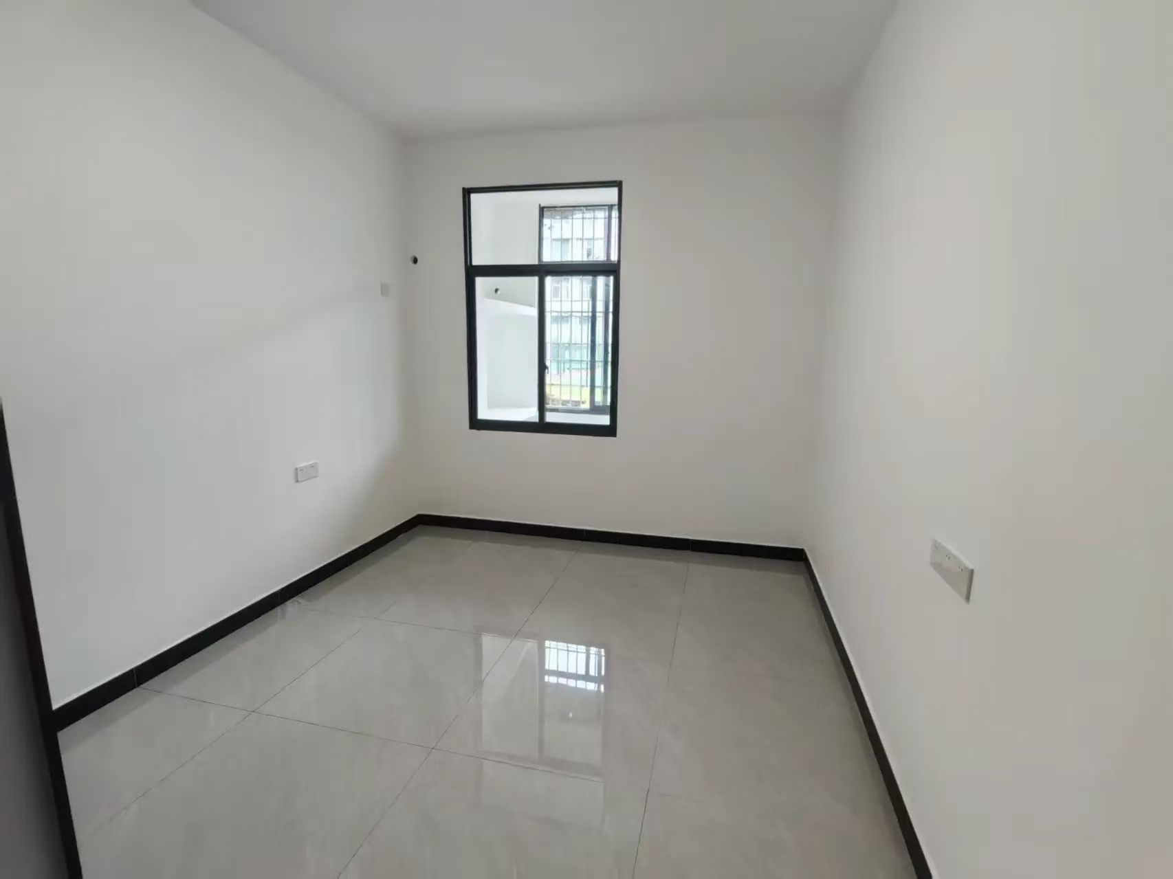 降价啦！商城旁边，步梯一楼，精装三房二卫，有证，有院子好停车