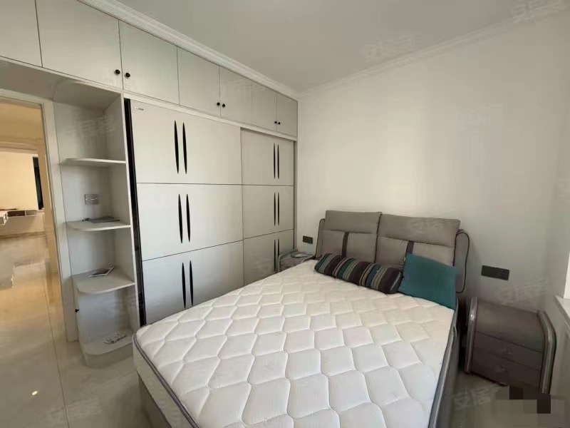 247，仙桃xiao学新三中，单价4800，精装3房2厅2卫，9成新，电梯中间楼层证件满2，双阳台