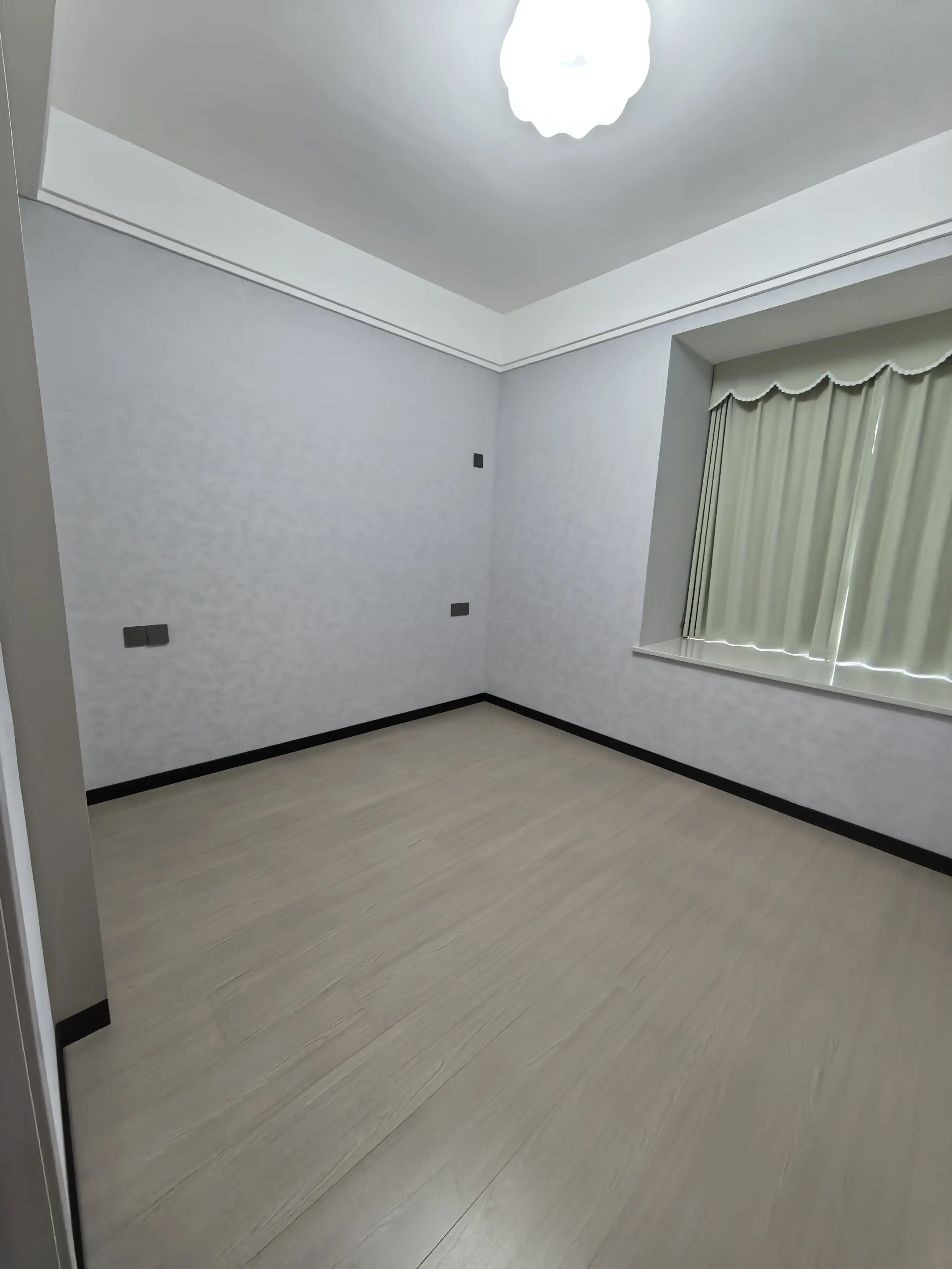 新妇幼对面，鸿昇现代城二期，精装三房两卫，边户，全新装修，好楼层