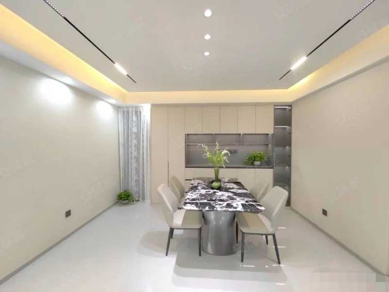 城西，精装大四房，双‬阳台，电梯小高层，全新装修，证满二