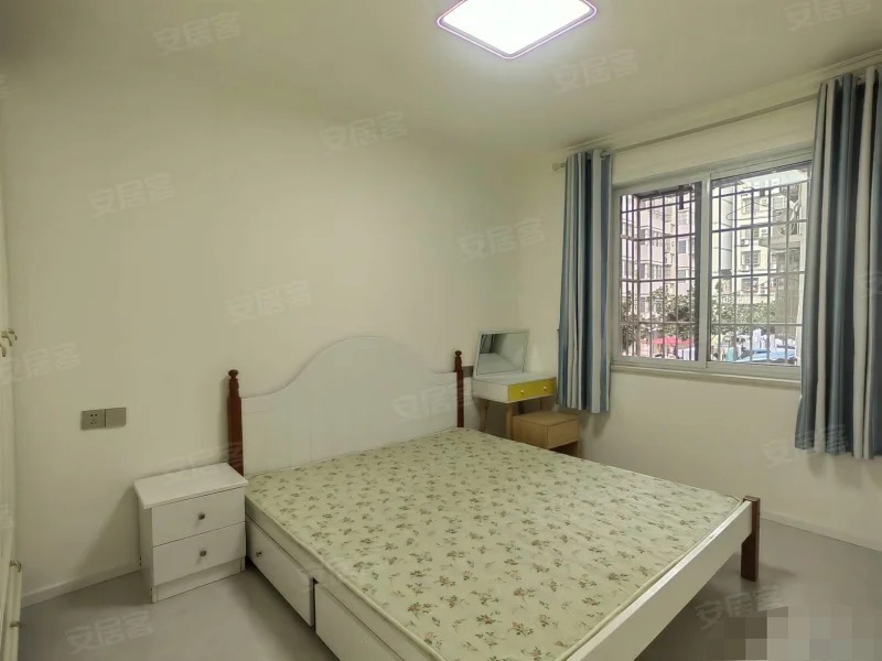 城南步梯二楼，精装大三房，单嫁2900，手富1个，月供1300，房龄新有院子停车