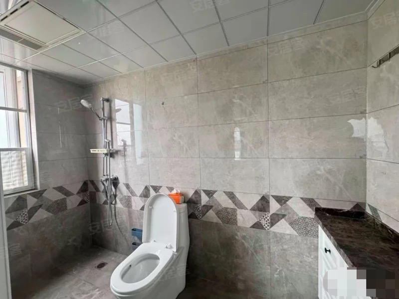 城东，一中旁，精装3房，电梯小高层，中间楼层，装修成色9.9成新