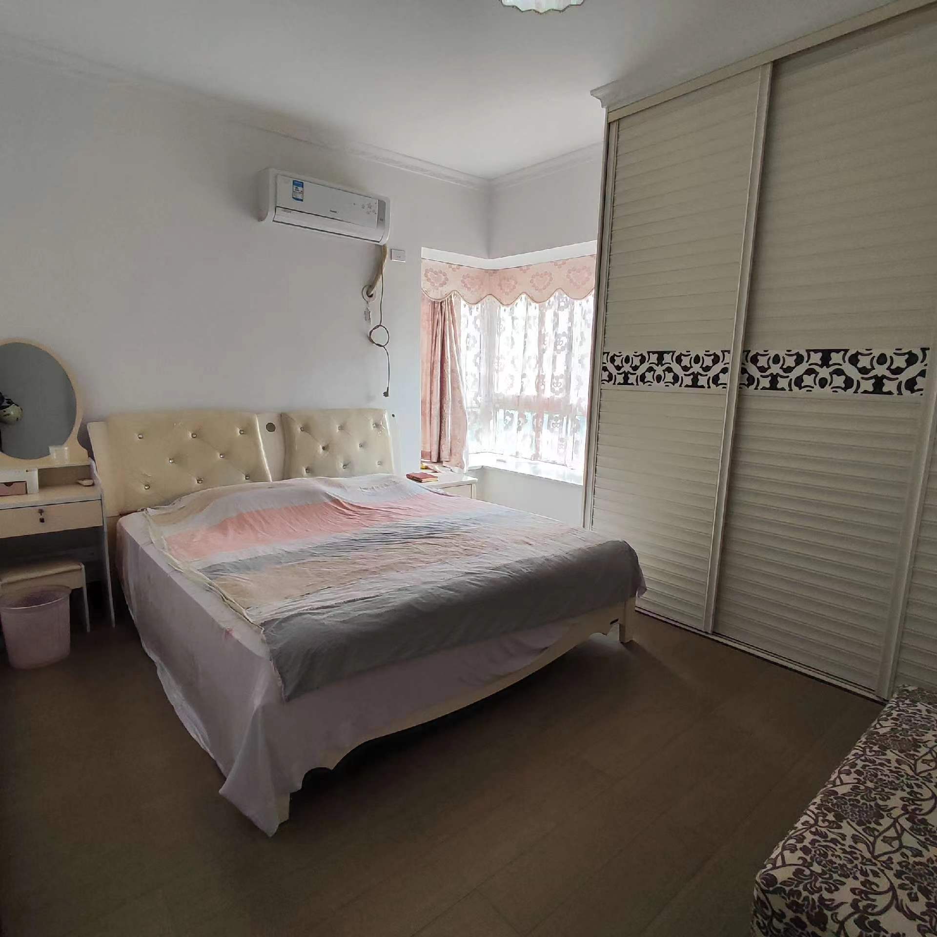 汉江景苑.新三中旁.精装三房.证件满二.看房方便