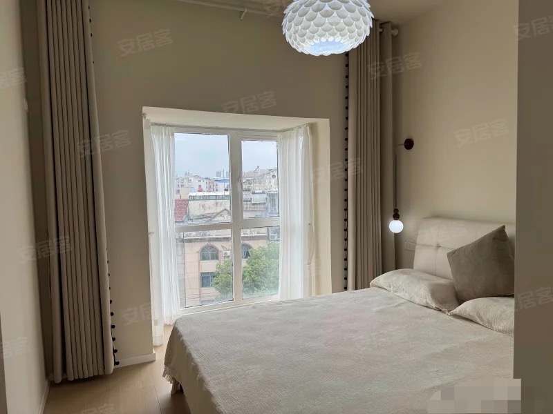 降价了，捡漏，步行街附近,电梯5楼，单价4600，精装三房二卫，实验二小