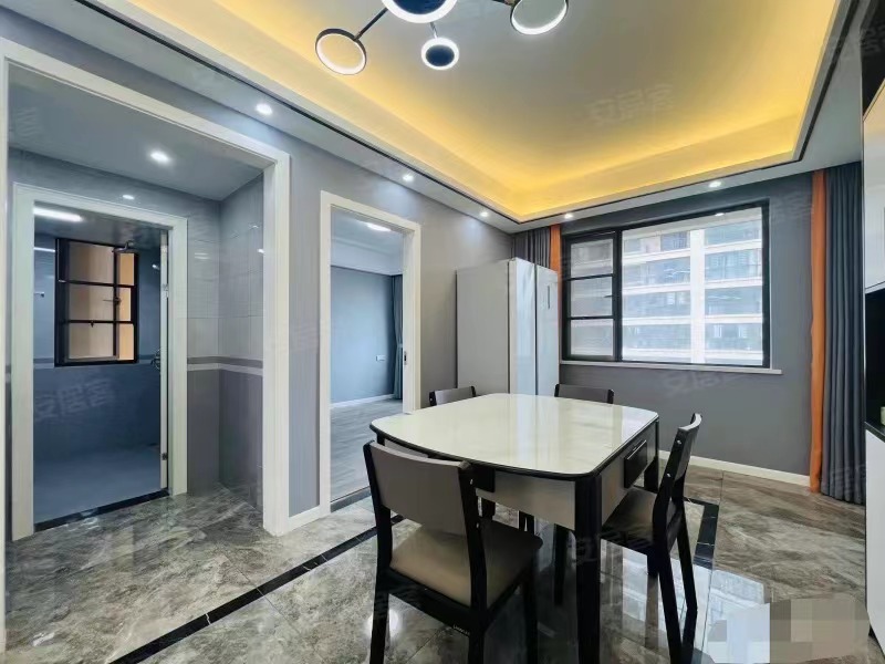 急售，​荣‮及怀‬第‬世家，精装三房，单价6500元，证满二，几乎全新，好楼层