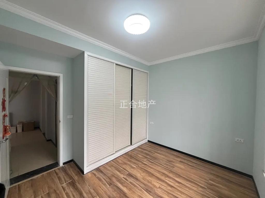 城南，沔阳公园旁，江汉星城，精装卖毛坯价，单价4700，精装三房，小高层，证满二