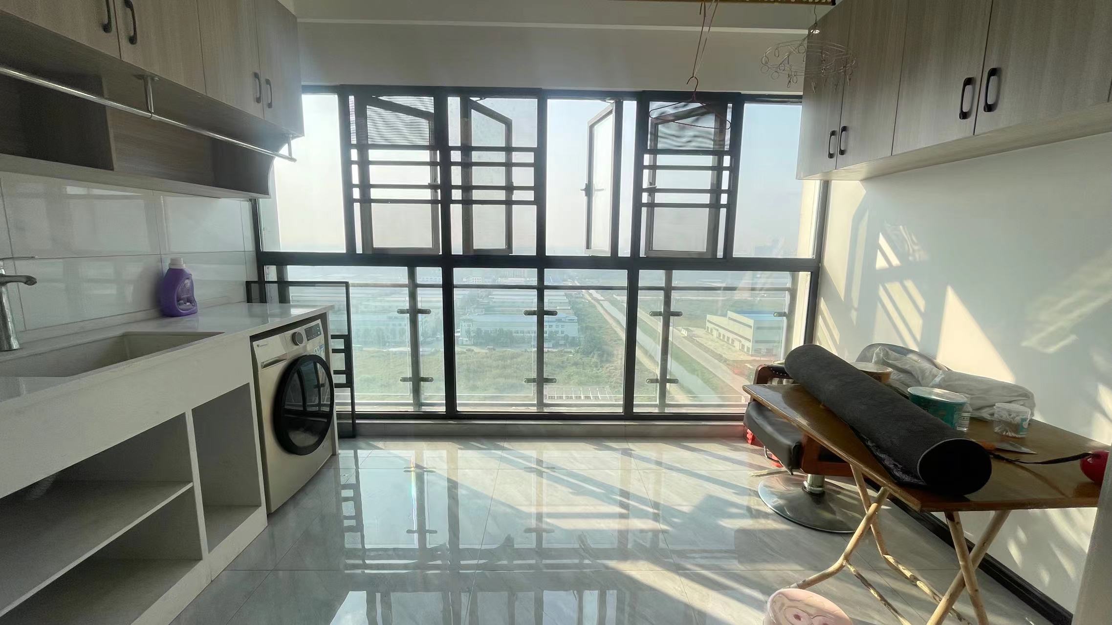 银湖城.精装三房.房子九成新.证件满二.看房方便