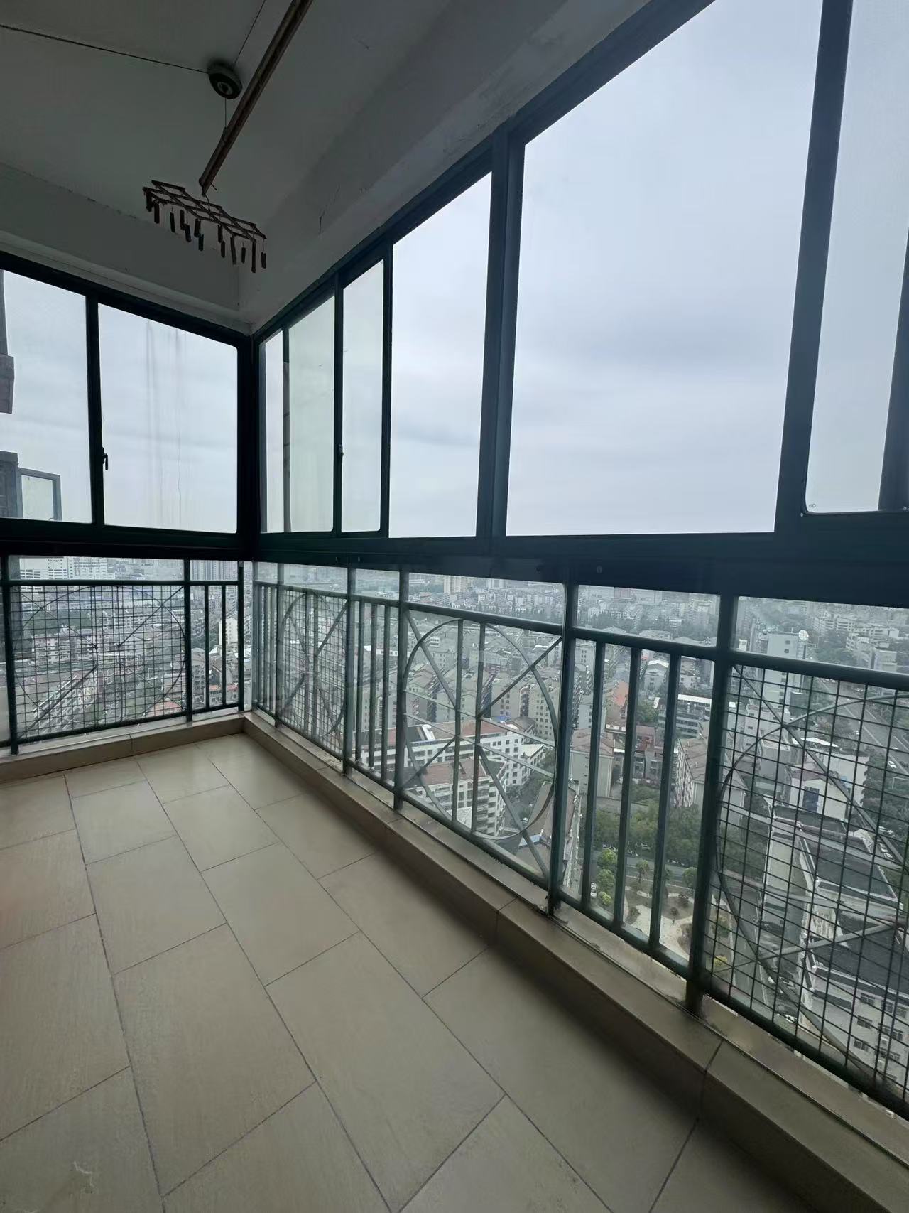 降价了，诚心出售，电梯房，单价不到3000，好楼层，速度来捡漏，精装三房