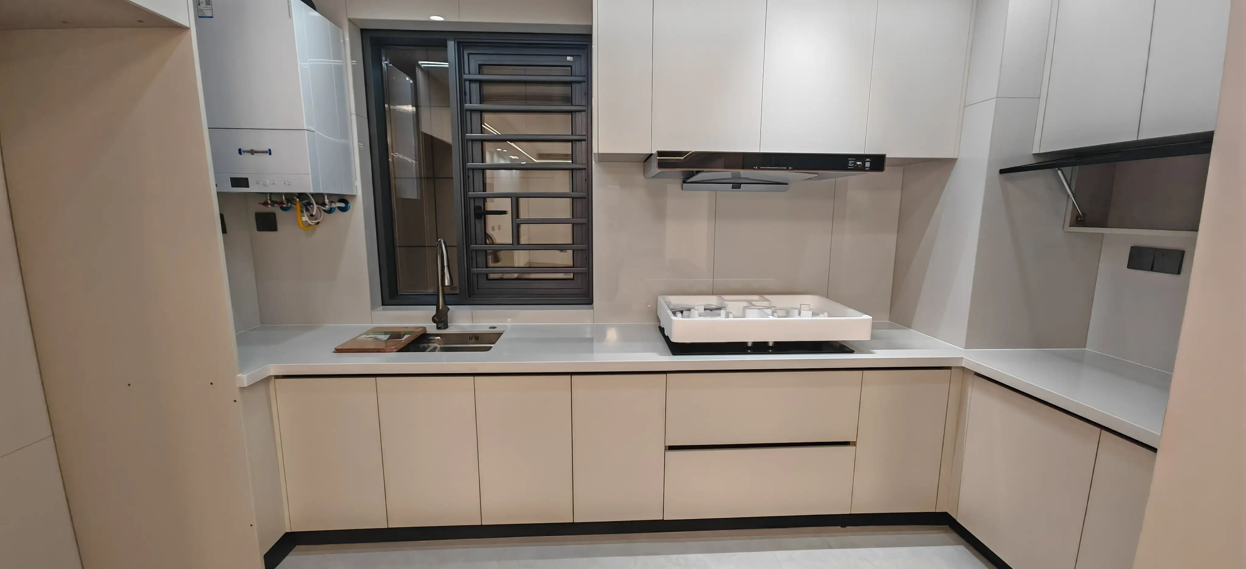 二中二小正对面，森林国际，旁边沔阳公园，好楼层，全新装修，一天未住！