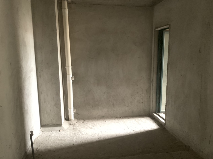 实验三小旁边，新城壹号2期，中上楼层，证满两年。