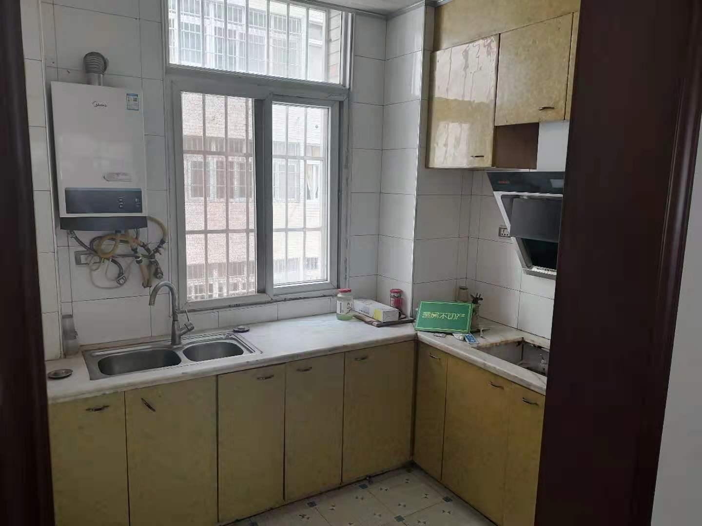 钱沟菜场旁边步梯三楼精装大三房老证诚心出售