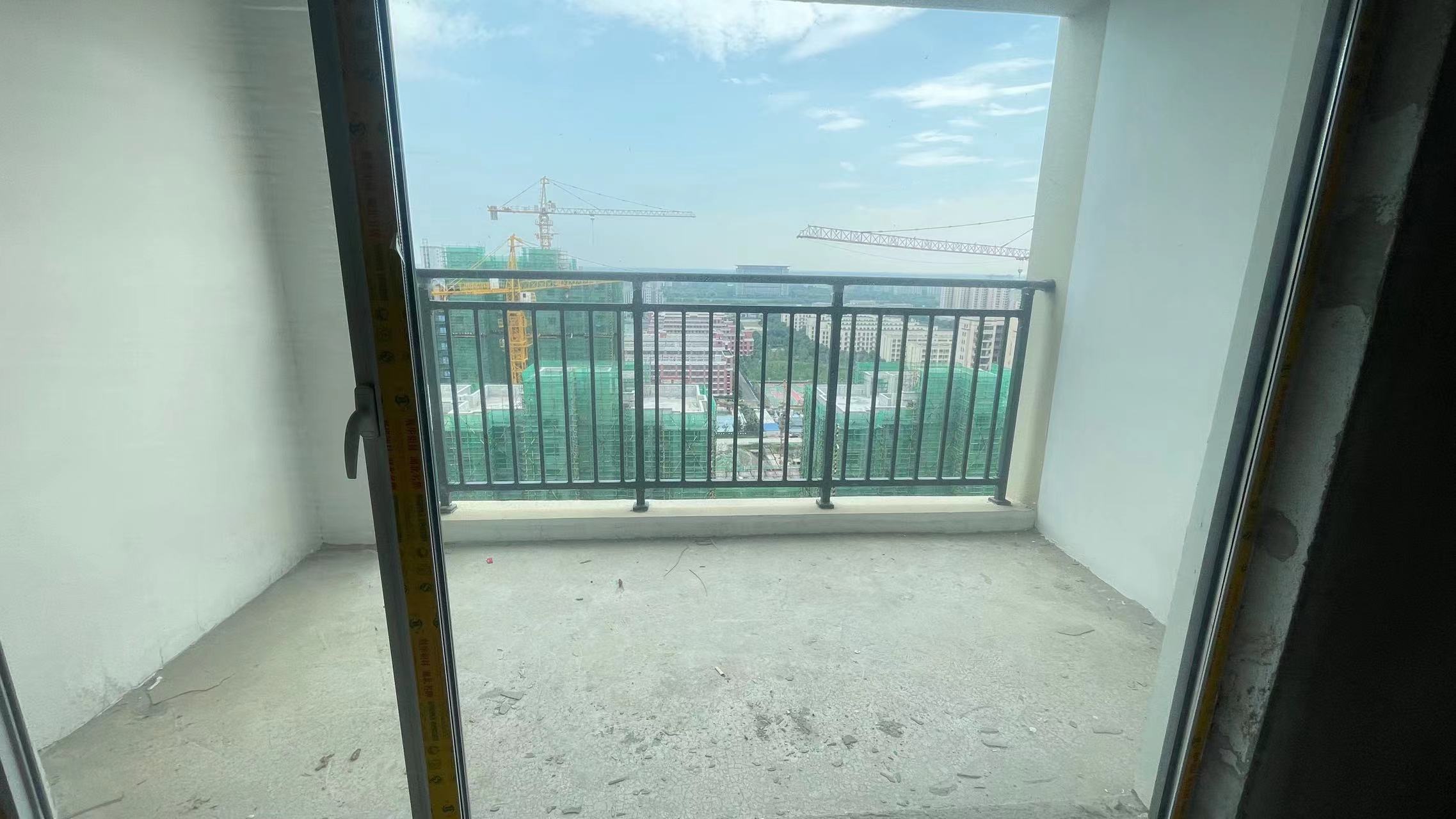 蓝天新城.毛坯小三房中间楼层.小区环境好.看房方便