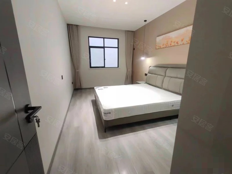 降价了，仙商附近，环球旁，配套齐全步梯3楼，精装三房，带大院子，证件齐全，赠送10多个平方