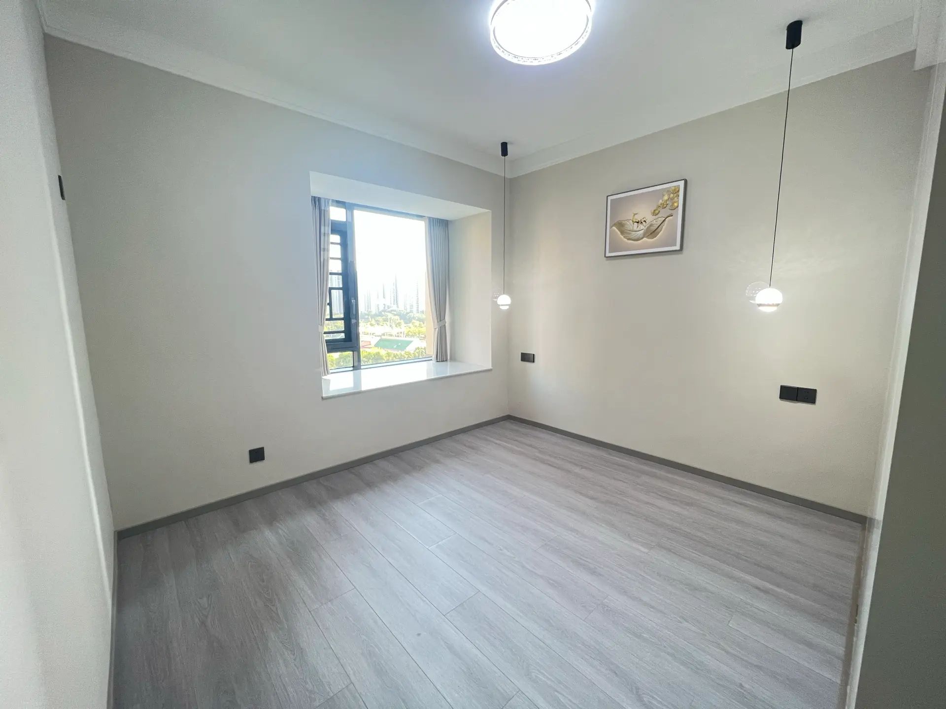 二中‮小二‬对面，森林国际，新全‬装修‮房三‬两卫，​电梯9楼，证满二，拎包‬入住