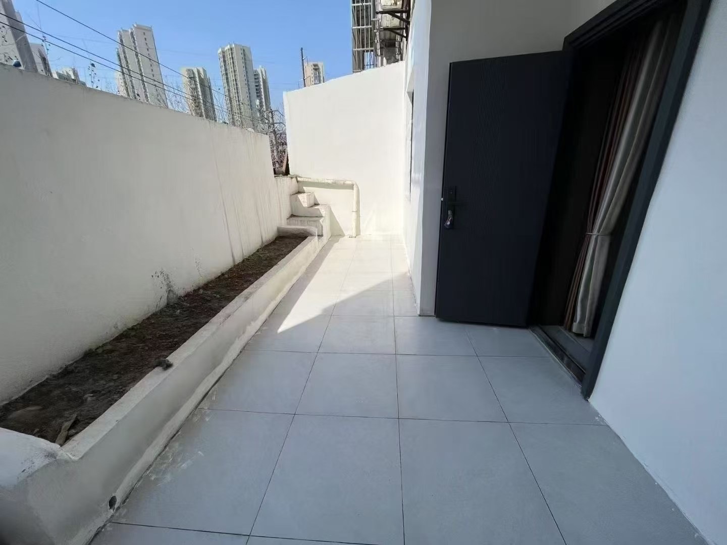 340，业主急售，三中附近，二楼，带大露台全新装修三房两厅 ，南北通透，拎包入住，