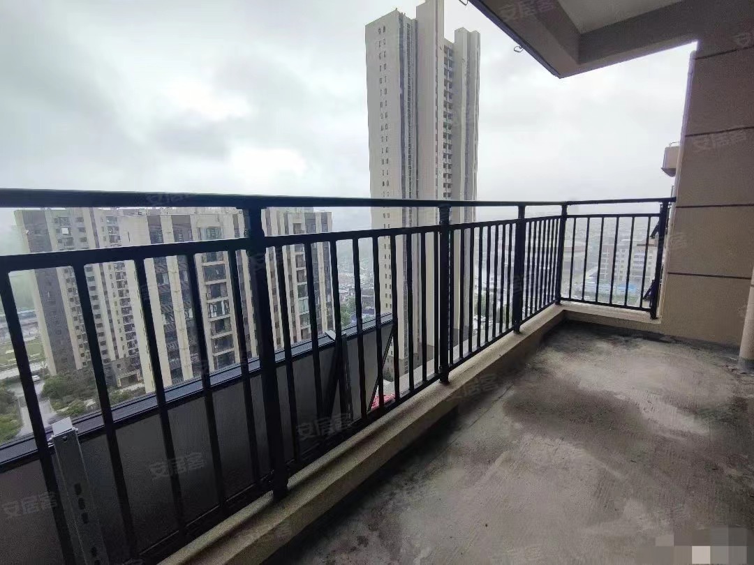 房东直接跟你减1500，碧桂园，1梯1户单价4700，小高层，南北双阳台，证满二