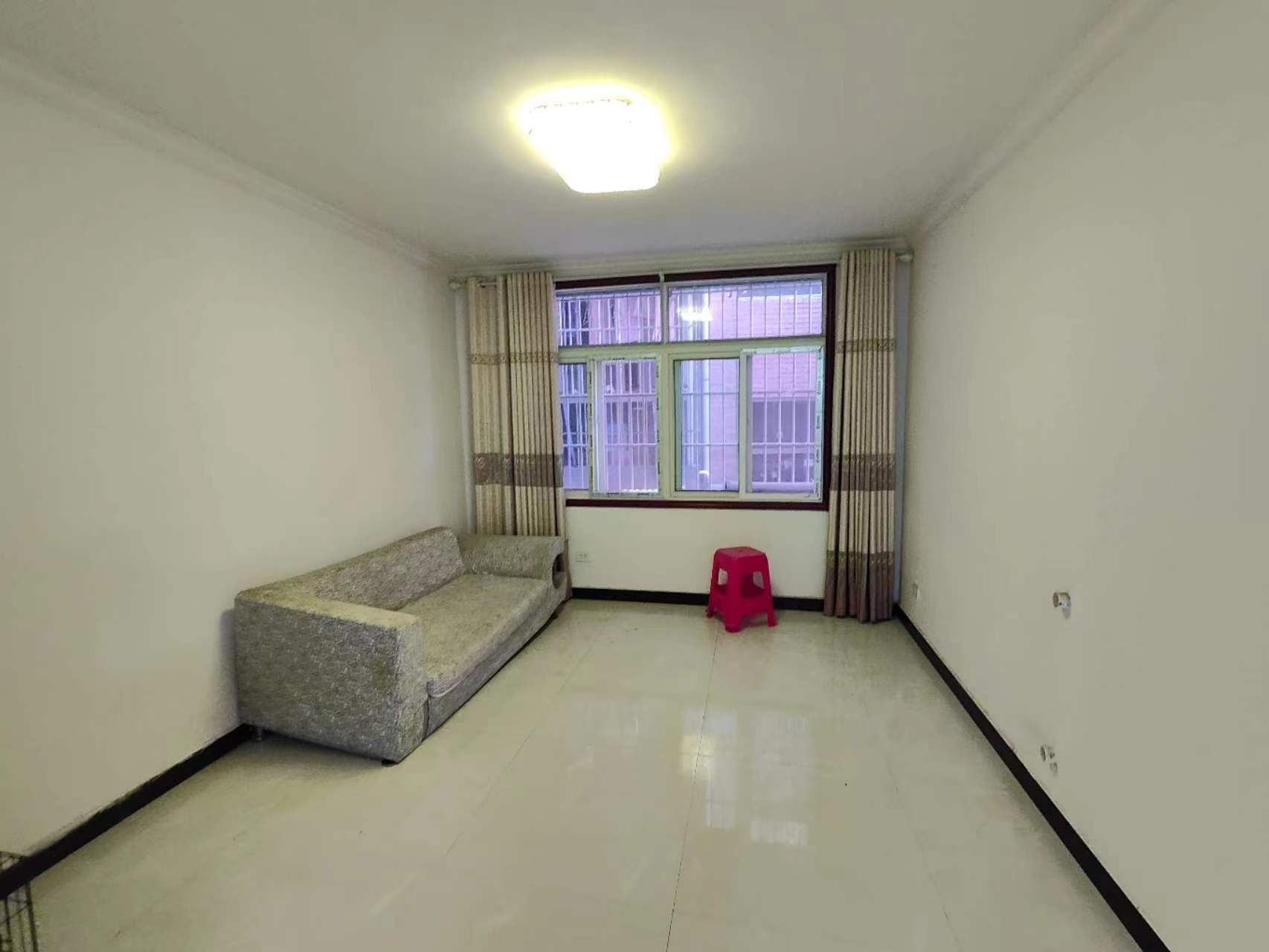 车站附近的大两室加一个小房（两室半）两个厅非常大一厨一卫，出门就是农贸，嶨校近