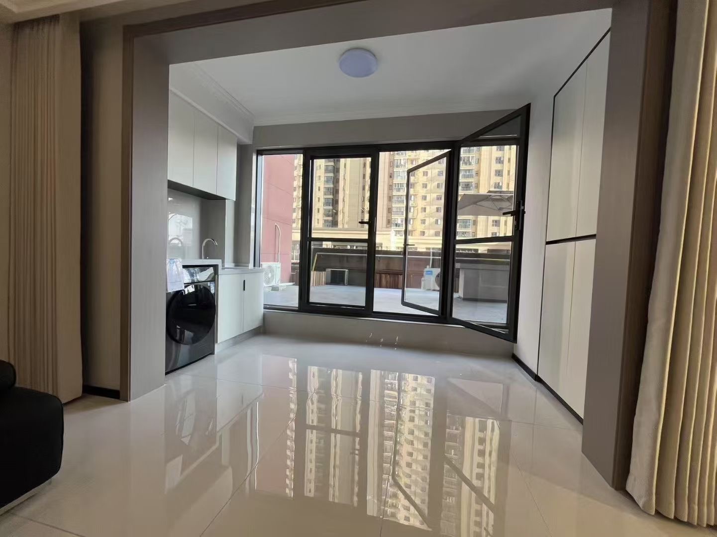 降价了，满庭春，新装精装3房，边户，带入户‬花园！带2个大‬露台80平，满二，单价五千多