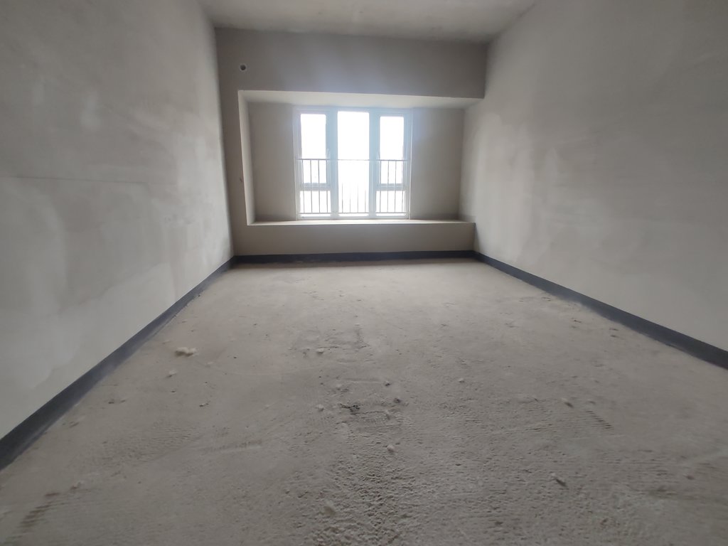 碧桂园.毛坯大四房.四开间朝南.买房送车位.看房方便