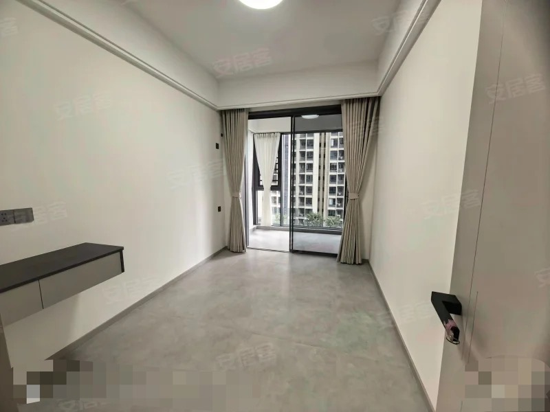 风和日丽，全新精装大4房，拎包入住，证满二，5楼，看中可谈