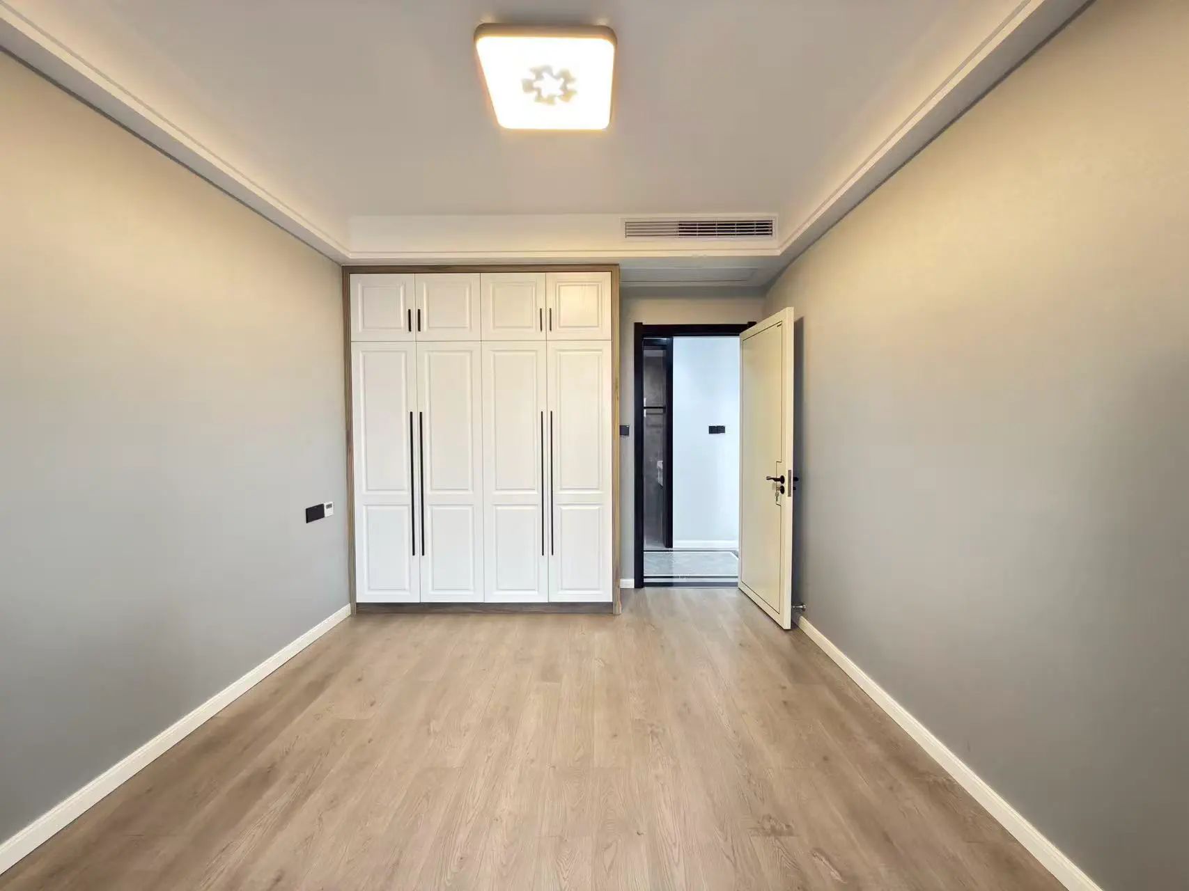 城南，领秀城，精装大三房，好楼层，户型方正，人车分流，满二，送车位