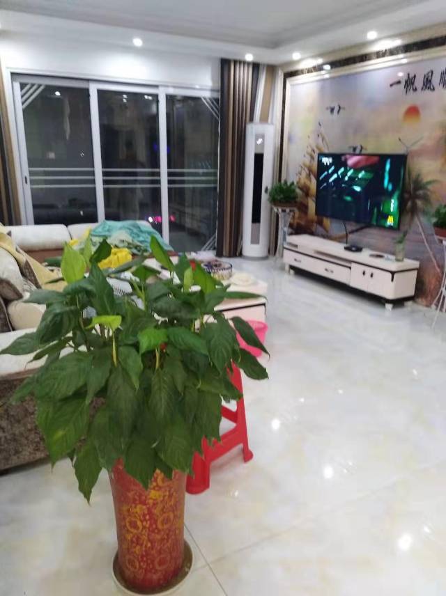 精装修三房两厅两卫送入户花园无贷款满五