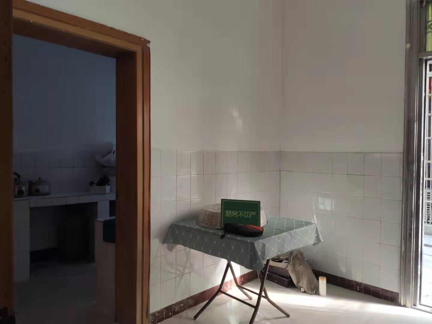 黄荆小区私房一栋两杆三层看房方便诚心出售证件齐全