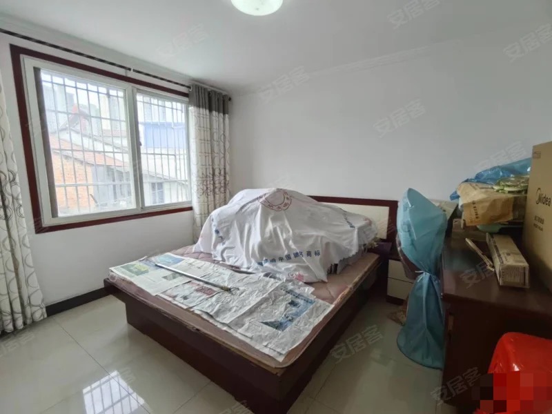 421，优质步梯房，沃尔玛附近，步梯3楼，楼龄新有院子，精装3房2卫，证件齐全