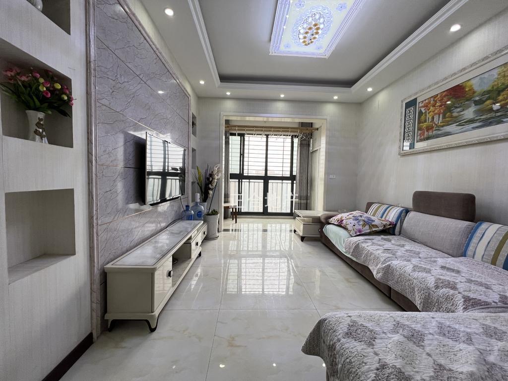 急售，鸿昇现代城 ，精装两房，单价4400 ，电梯中间楼层 ，实验晓学，新三中旁，证满二