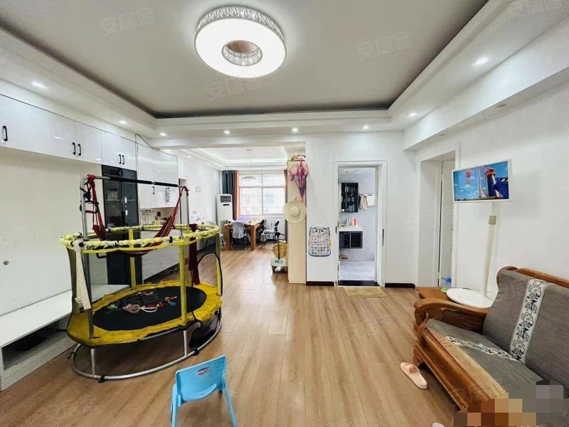 140，复州花园 ，步梯二楼  ，精装三房，成色非常新，拎包入住，楼下就是实验