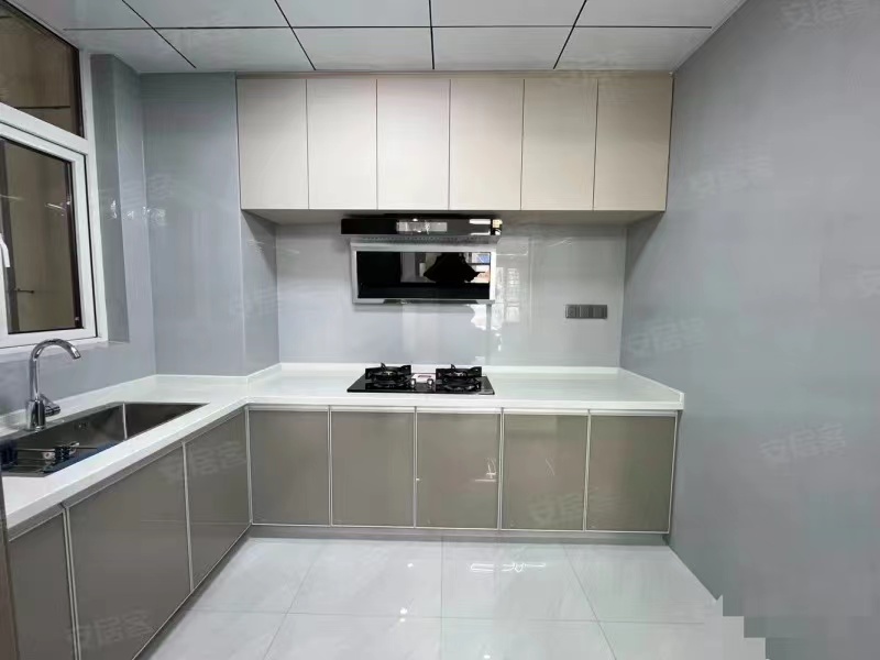 风和日丽，精装三房两卫，实验五小风和三中，全新装修，送车位，好楼层，证满二