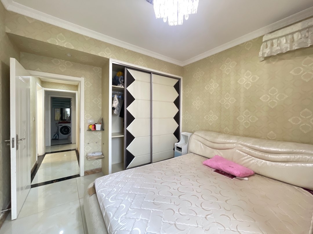 新城壹号精装3房出租，拎包入住，预约看房。