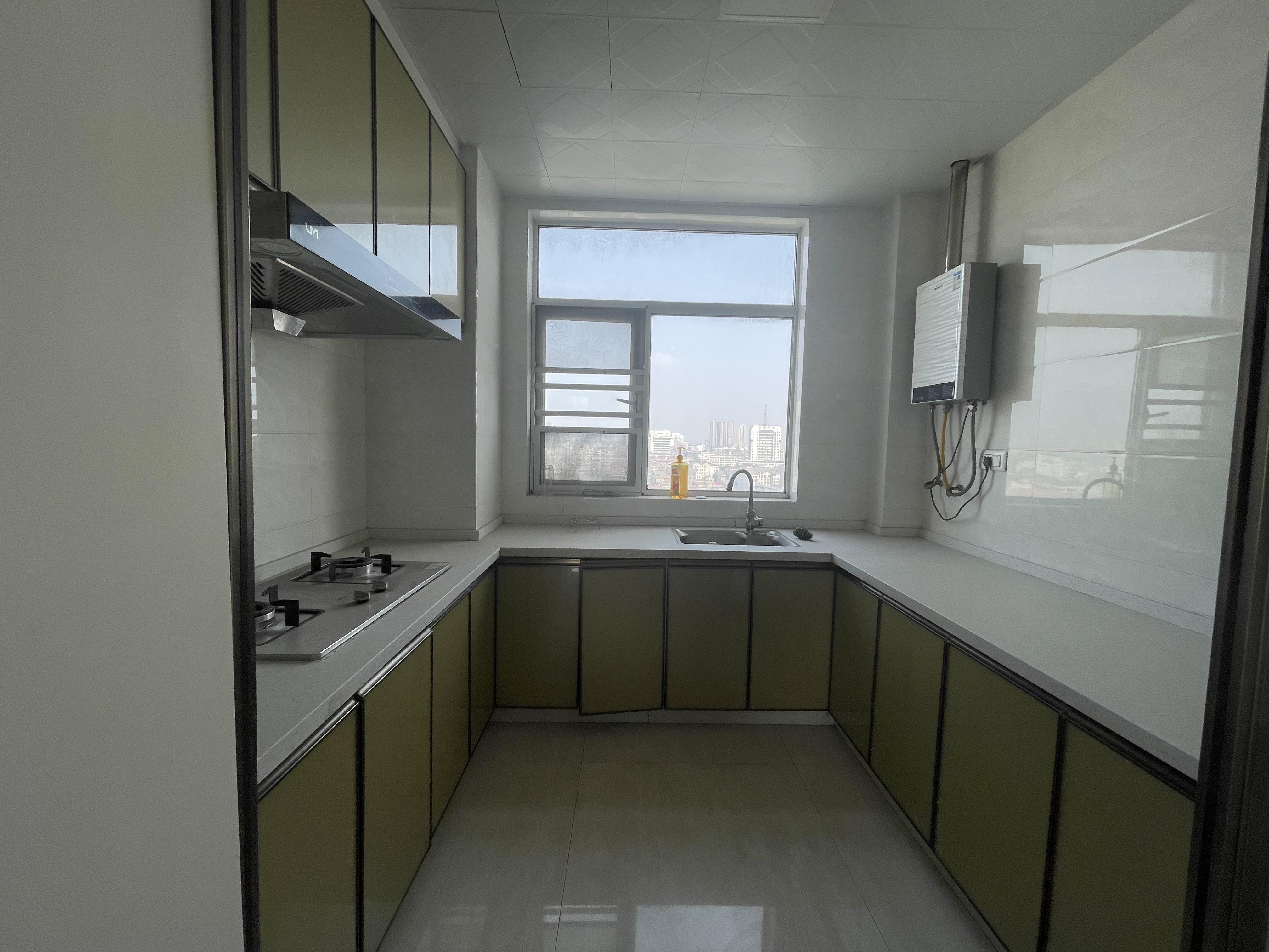 新城壹号新街3室2厅2卫精装修保养完好优价出售！