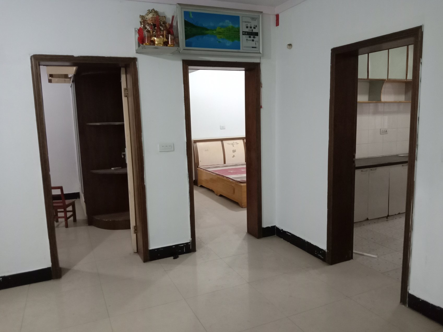 车站旁边 路段，步梯 好楼层。看房有钥匙