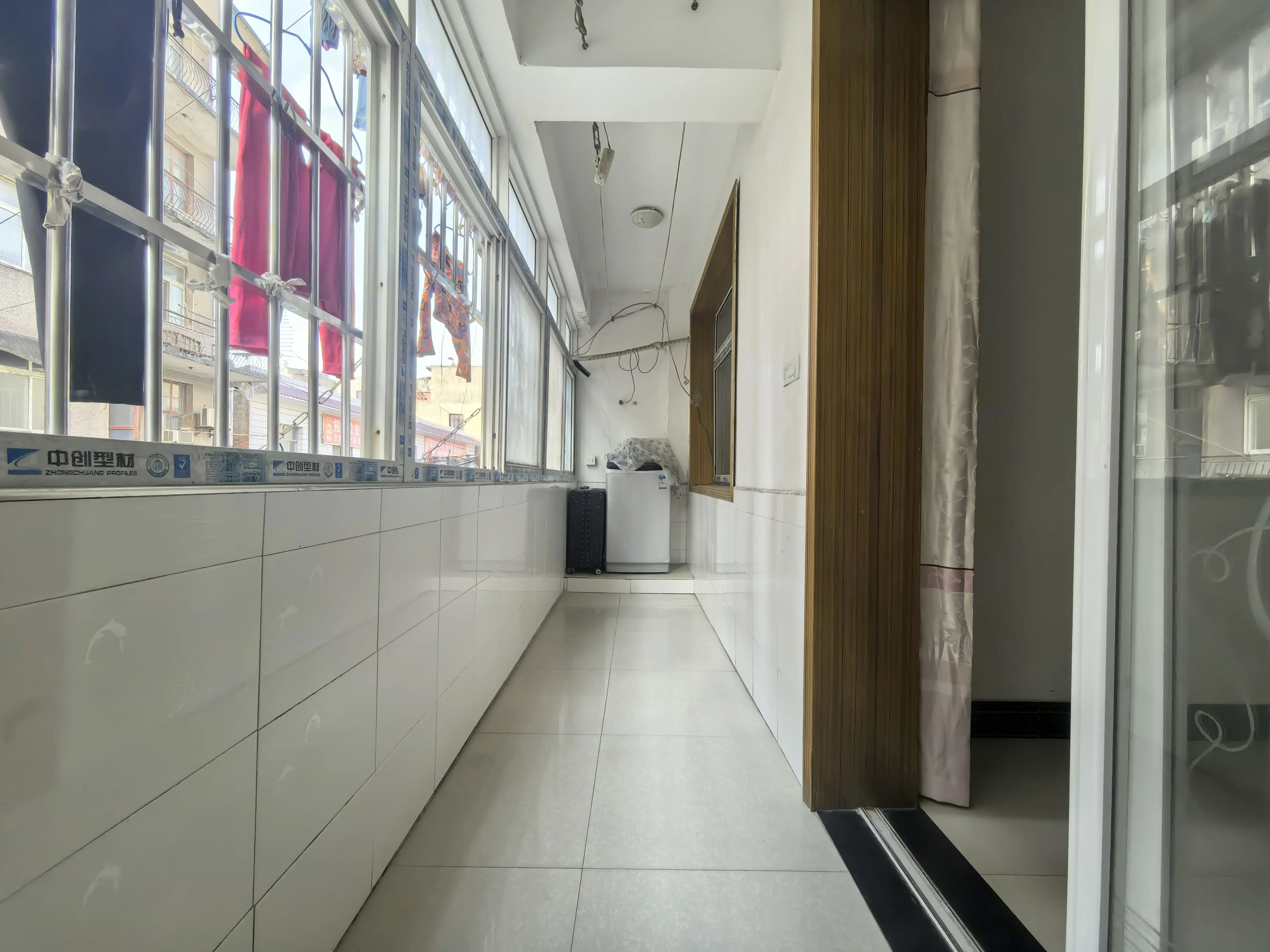 捡漏，商城旁边，步梯2楼，精装三房两卫，有院子好停车，诚心出售