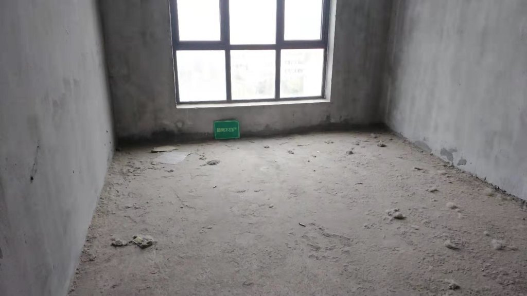 绿地华庭非常稀缺的毛坯三房，小区绿化率不需要过多解释来感受就好，养身小区，环境到了位