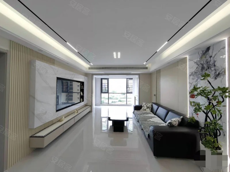 城南，电梯8楼，御湖世家，全新精装大三房，纯东边户，诚心出售