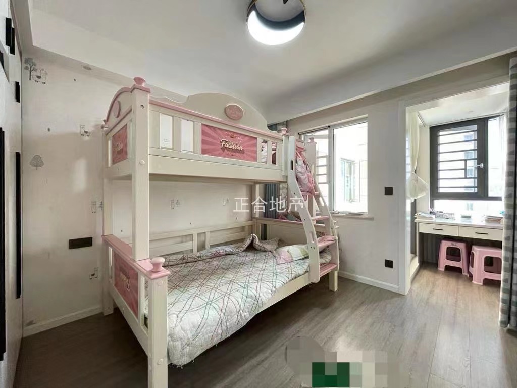 167，急售，森林国际，湖景房，双阳台，精装三房，9成新，电梯中层，满二