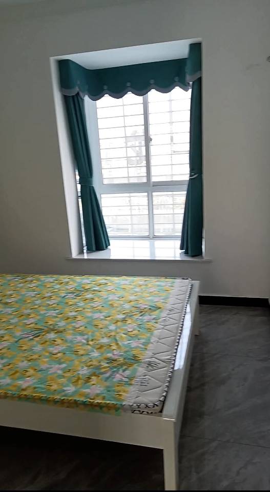 房东直租无中介费，全新的三室两厅两卫一厨，家具家电齐全全新，拎包即可入住