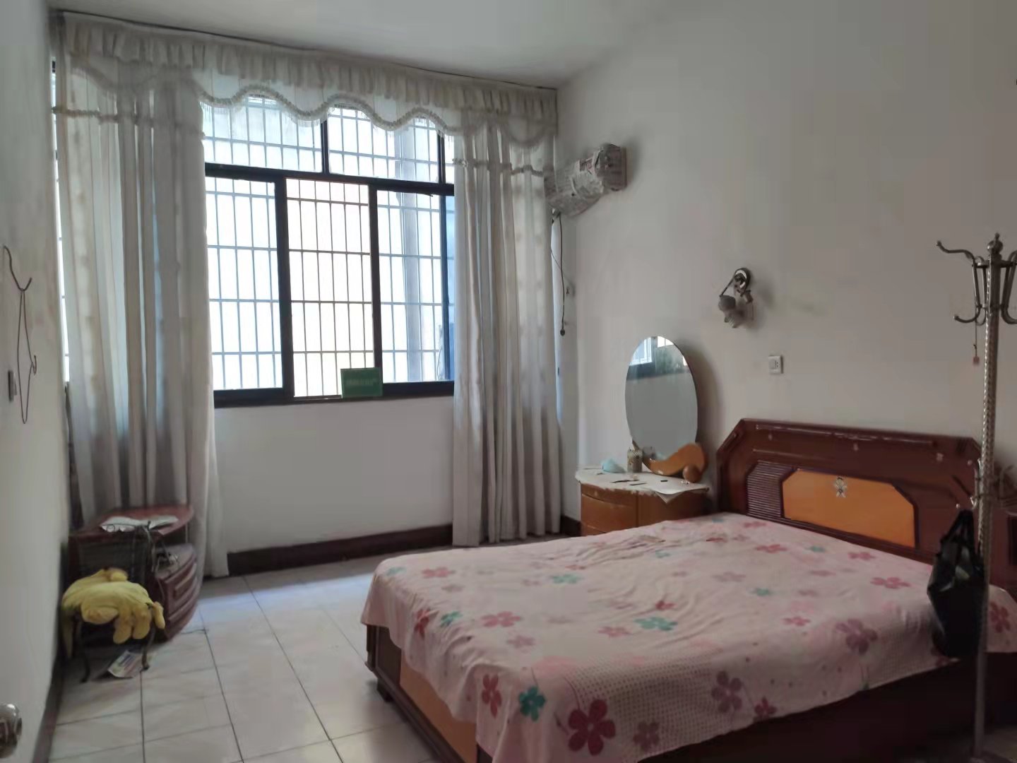 黄荆小区私房一栋两杆三层看房方便诚心出售证件齐全