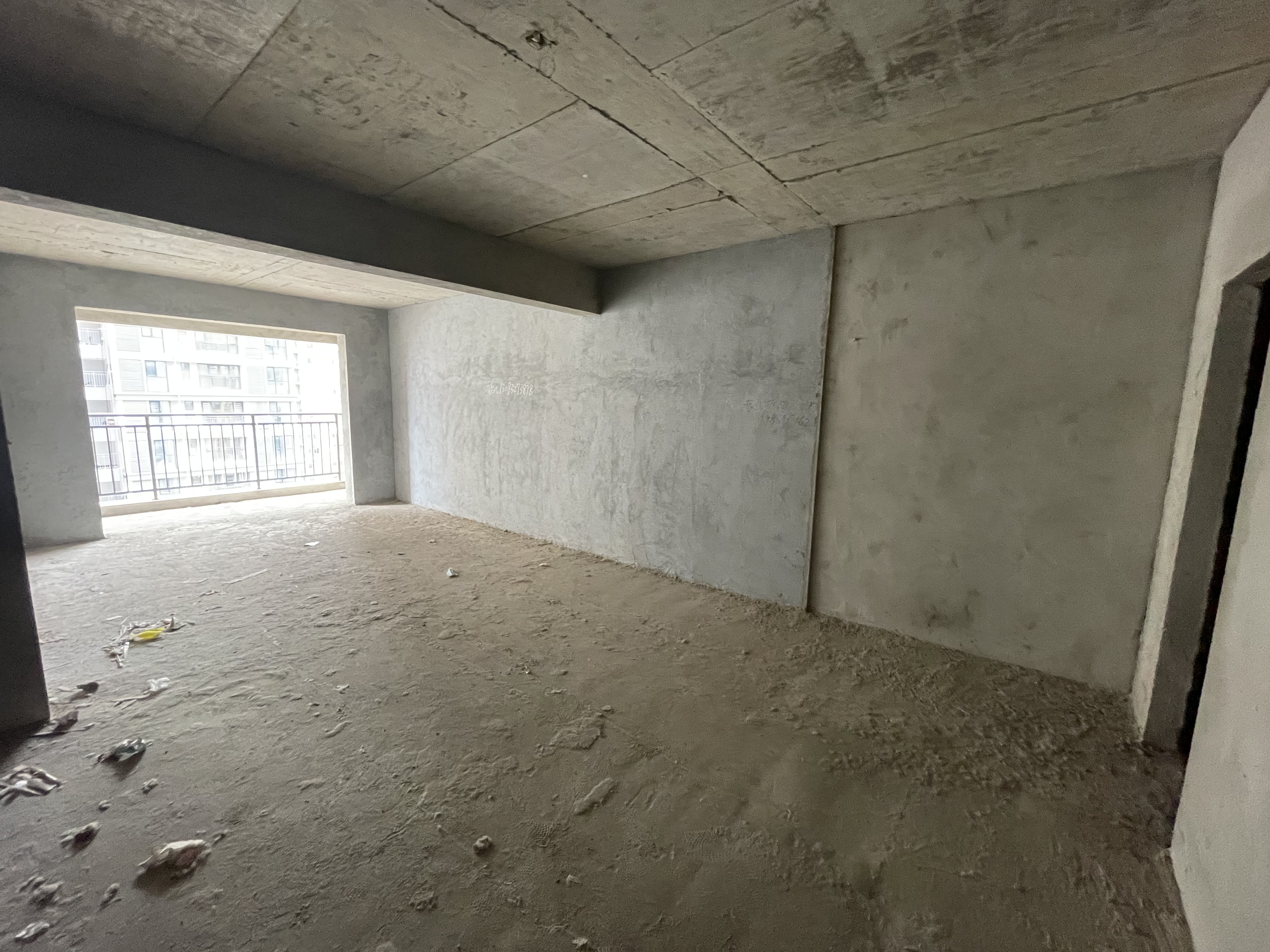 光明华府 商城附近  毛坯三房  电梯好楼层  看房有钥匙