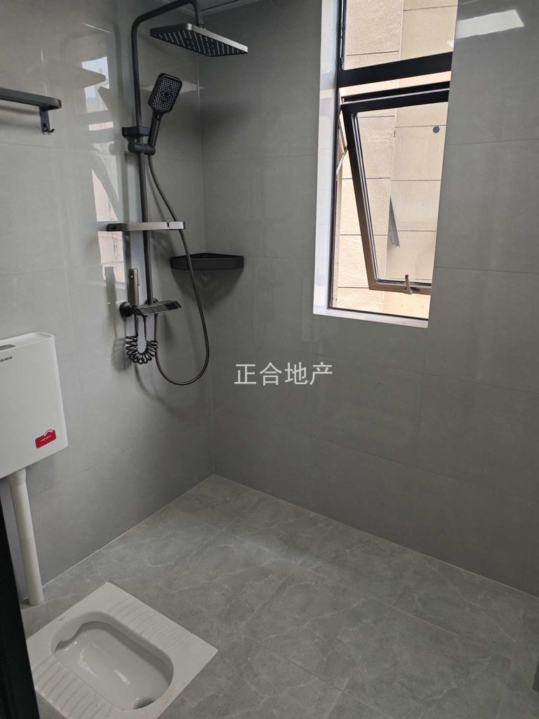 城南，御湖‬世家，边户，电梯好‬楼层，精装3房2卫，车位，诚心出售，证满二