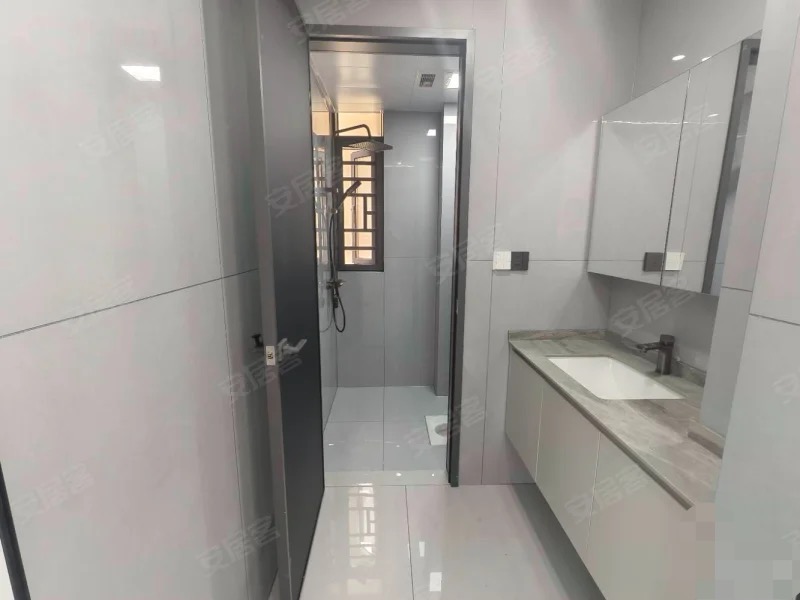 降价了，风和日丽，精装三房两卫，单价5400+，全新装修，送车位，双书包，凤凰层