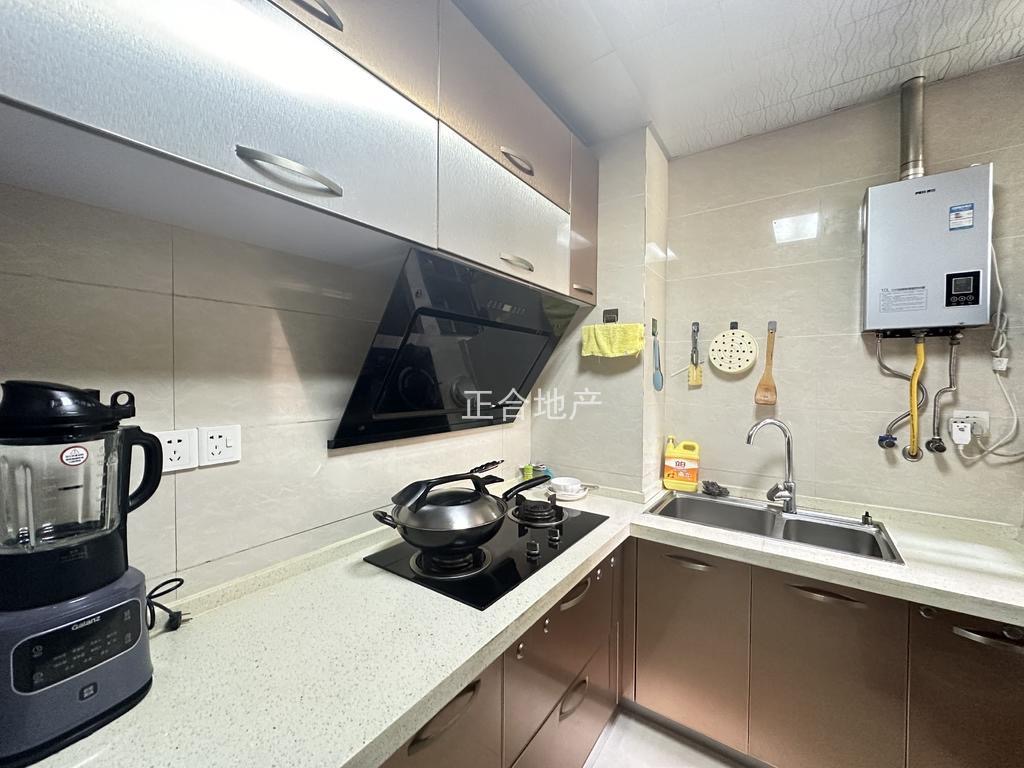 业主诚心出售，三丰鼎城，小高层，精装三房，中间楼层，成色还可以，满五，拎包入住